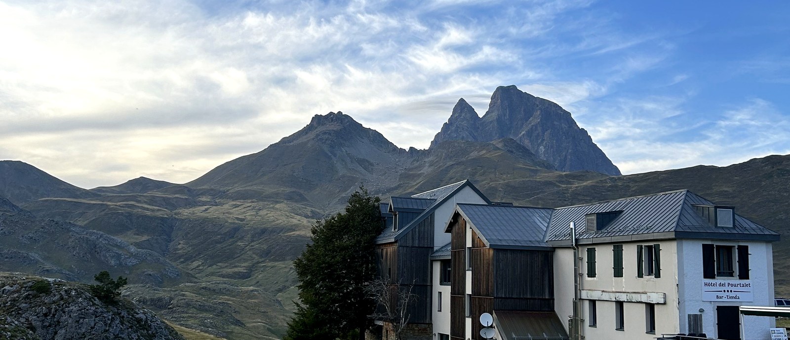 Le Pic du Midi d'Ossau vu depuis l'environnement de l'hôtel, dans la vallée d'Ossau